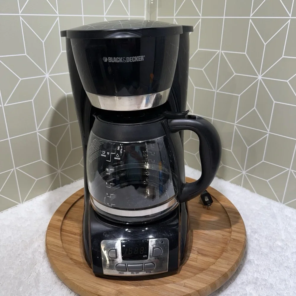 BLACK & DECKER CM1010B 12 CUP PROGRAMMABLE COFFEE MAKER BLACK SILVER AUTO BREWER